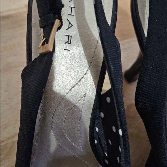 Slender ankle strap and pointed open toe elegantly shaped and versatile. - Picture 4 of 5